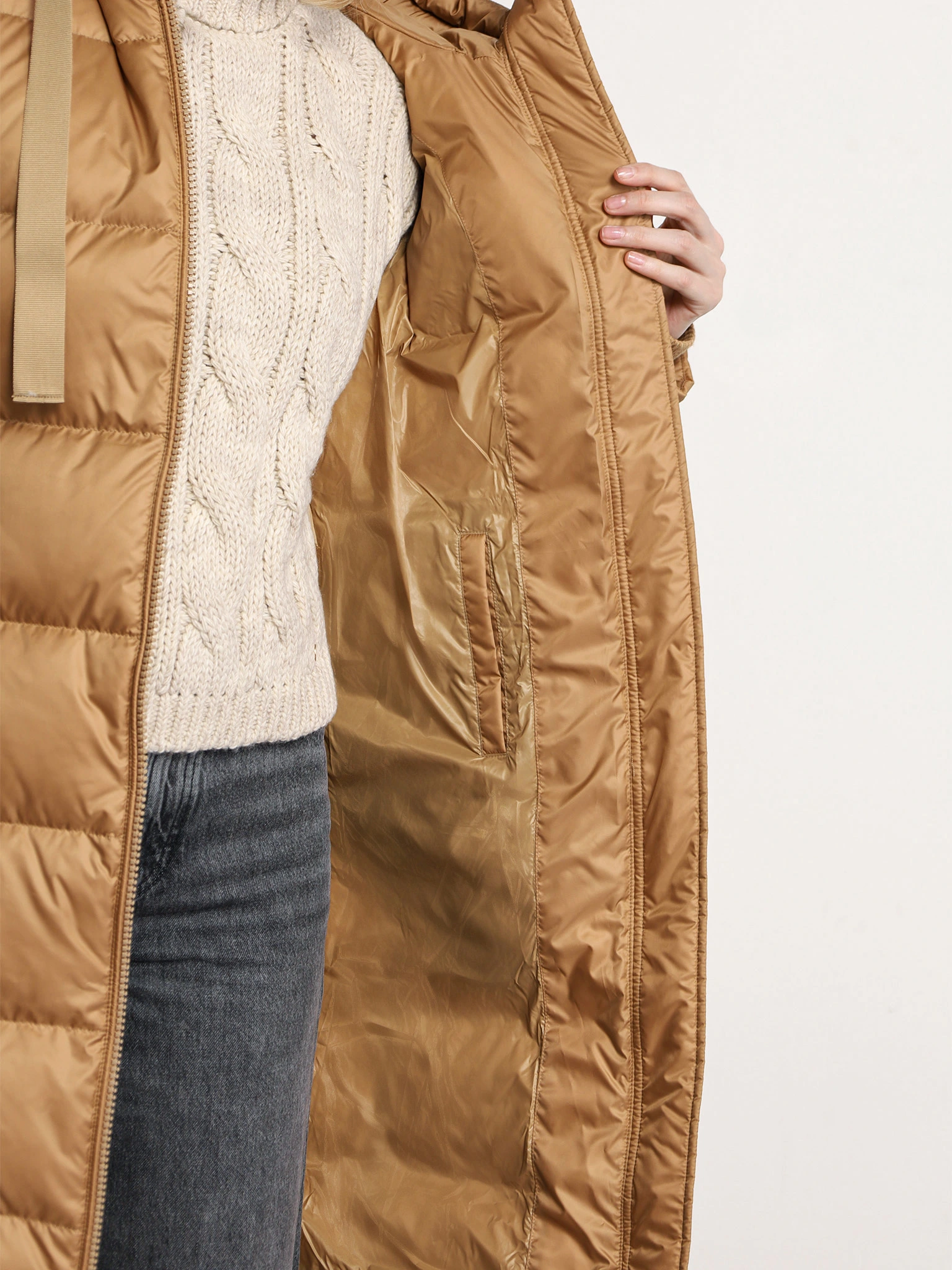 Пальто пуховое песочного цвета